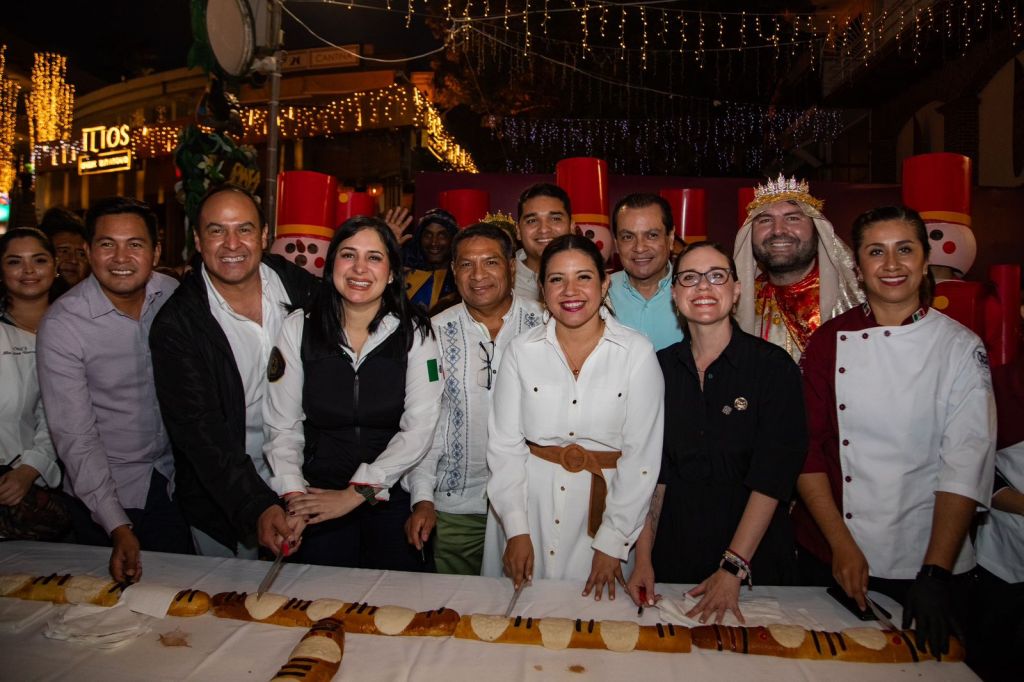 Estefanía Mercado celebra con rosca de reyes de un kilómetro en Playa del&nbsp;Carmen